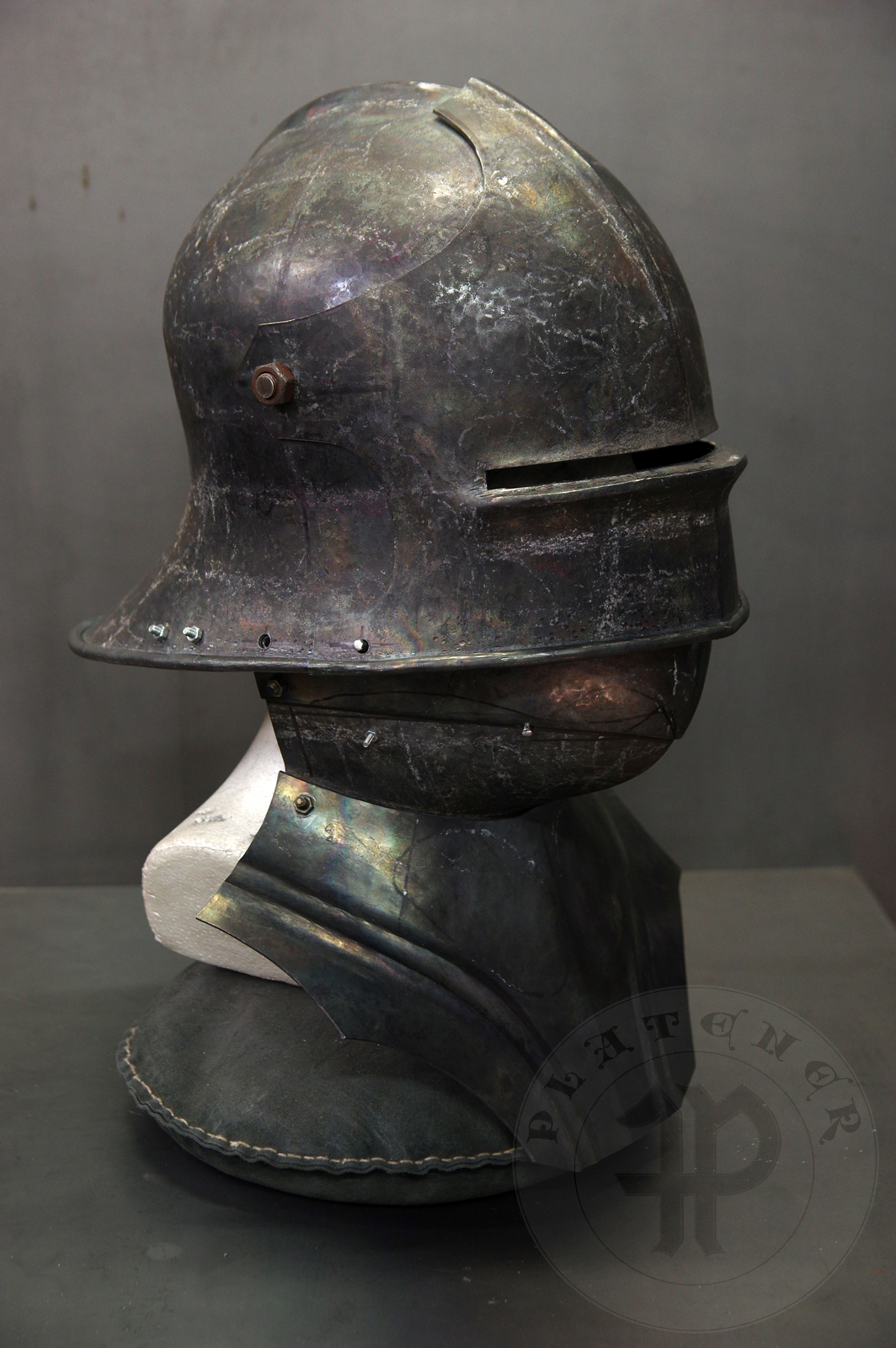 Sallet inspired by example from the Philadelphia Museum of Art; bevor inspired on Churburg CHS25 piece. Period: 1460-1470 Material: 2 mm steel with 0,3 % carbon. Heat treatment: sallet hardened and tempered up to 38 HRC and bevor up to 42 HRC. / Salada inspirowana na originale z Philadelphia Museum of Art; podbrdek oparty na oryginale z Churburga CHS25. Salada hartowana i odpuszczana do 38 HRC a podbrdek do 42 HRC.